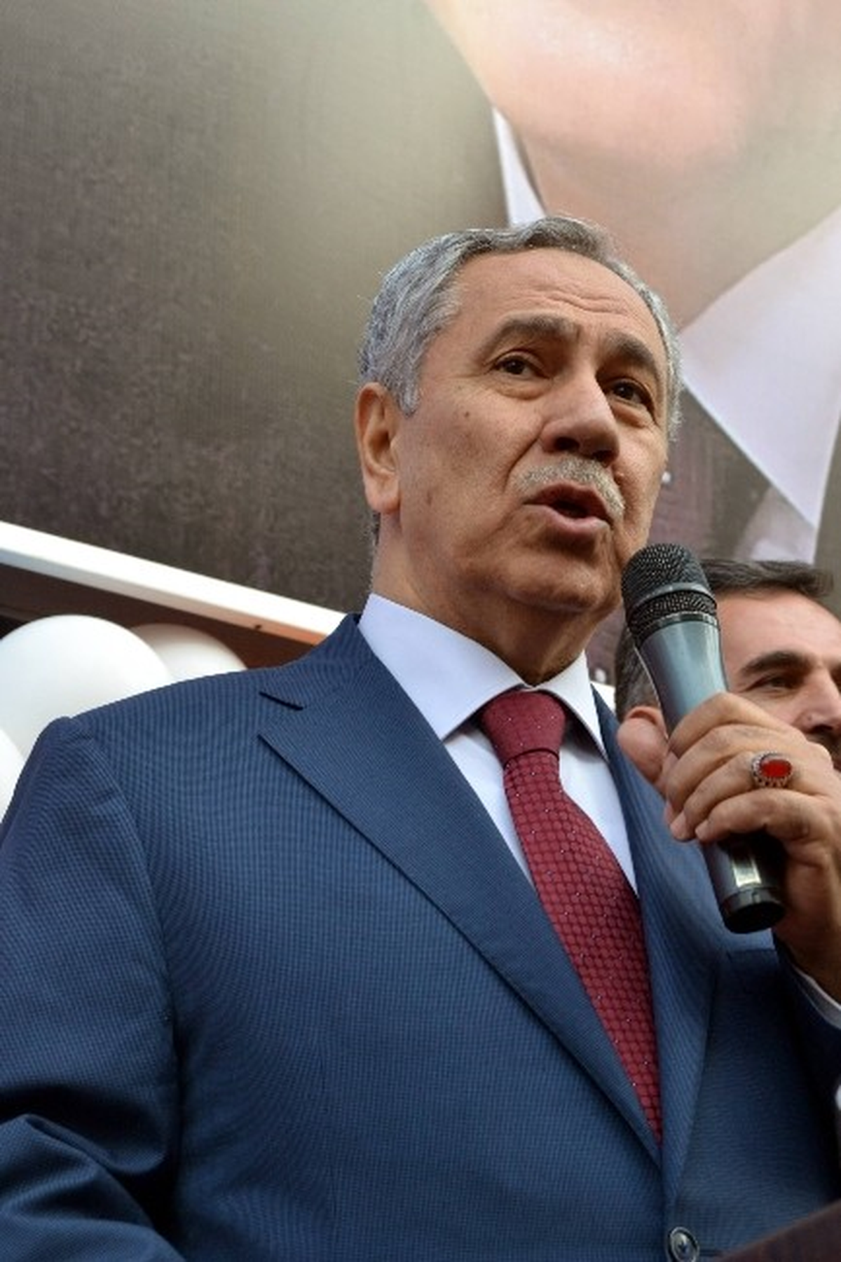 Arınç: "Bakmayın Dedikodulara. Başımız Dik, Alnımız Açık"