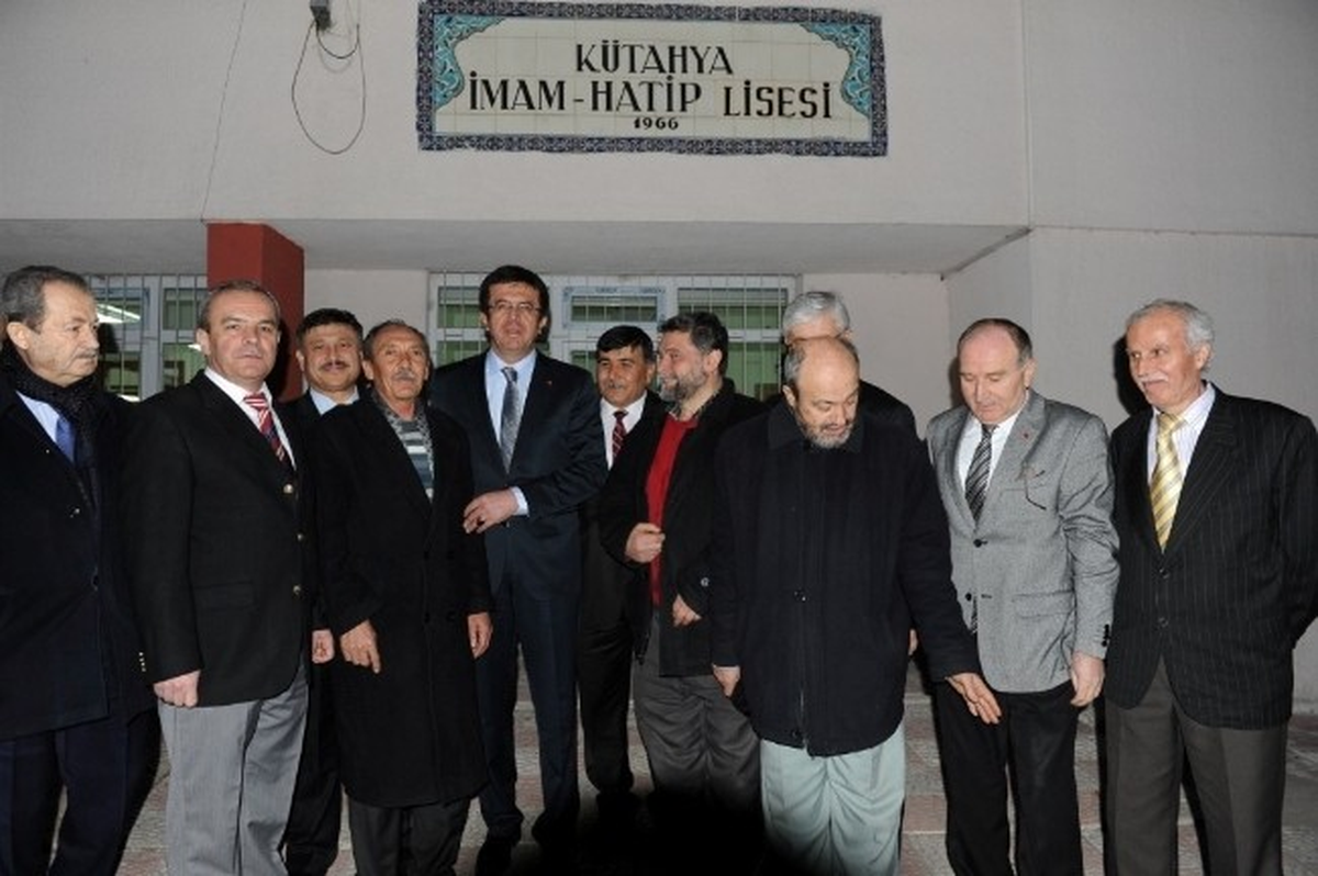 Bakan Nihat Zeybekci, Mezun Olduğunu Liseyi Ziyaret Etti