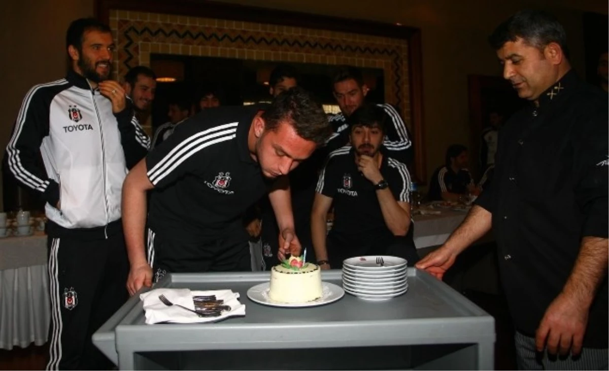 Beşiktaş\'ın Genç Kalecisi Emre Metin\'e Sürpriz Doğum Günü Kutlaması