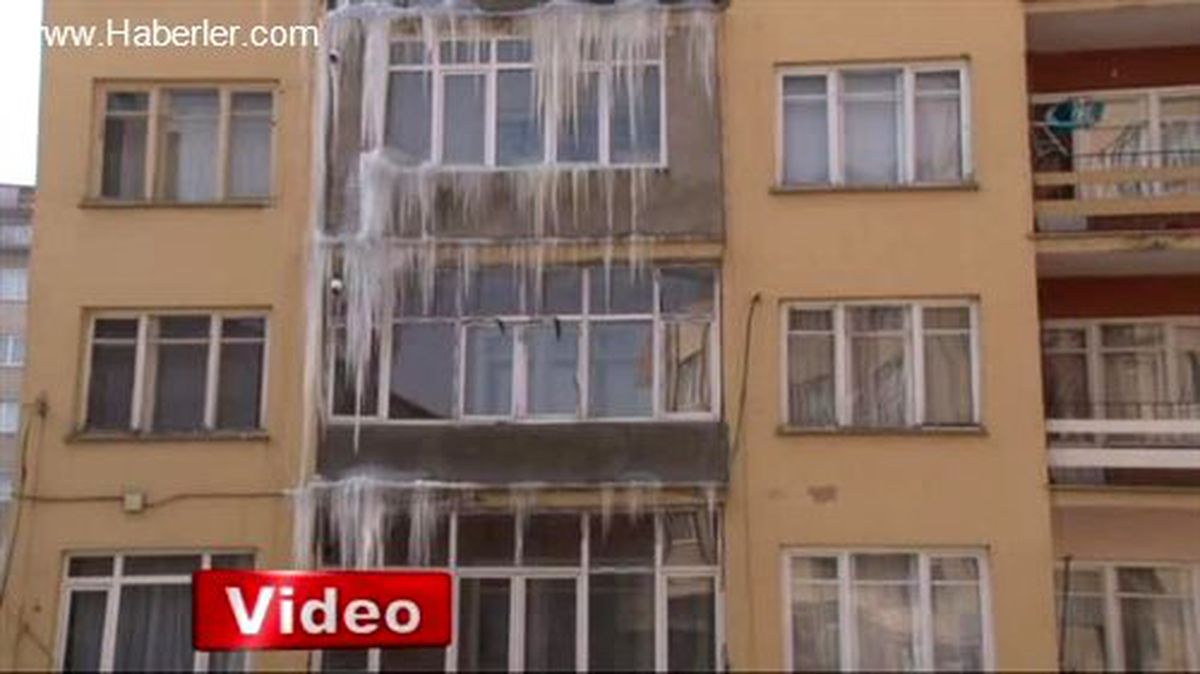 Erzurum\'da Binalar Buz Tuttu