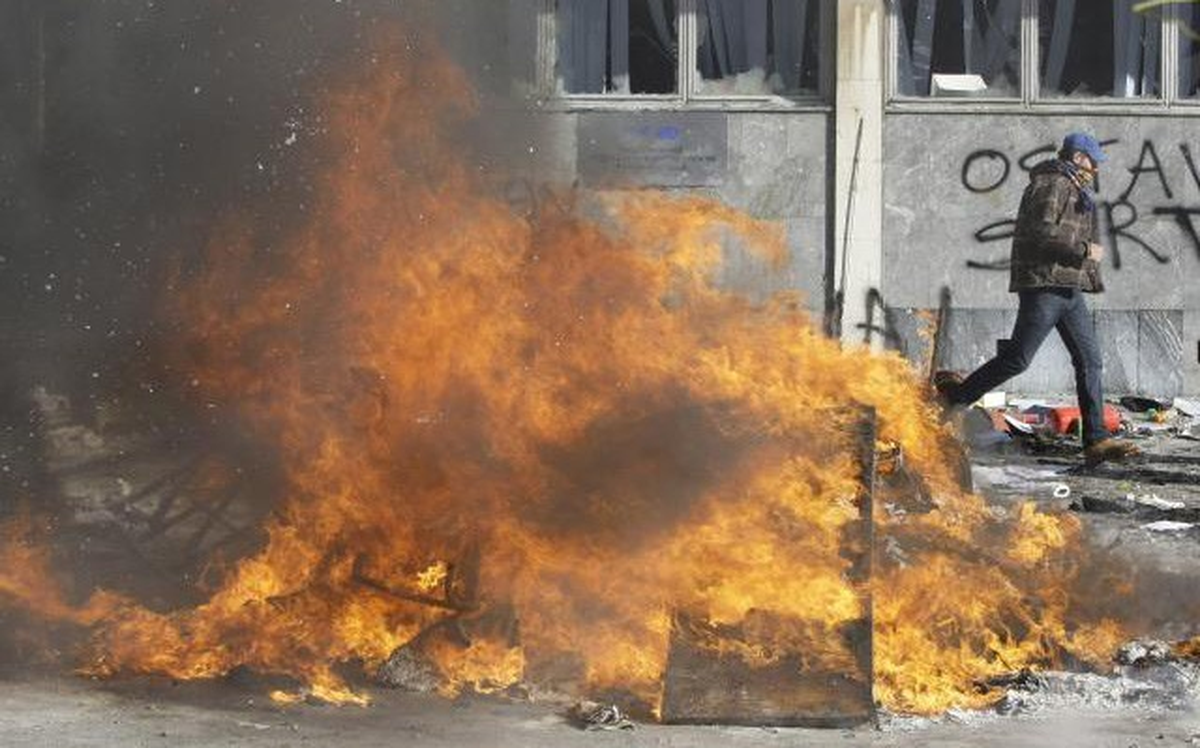 Bosna Hersek\'teki Olaylı Protestolarda Cumhurbaşkanlığı Binası Ateşe Verildi