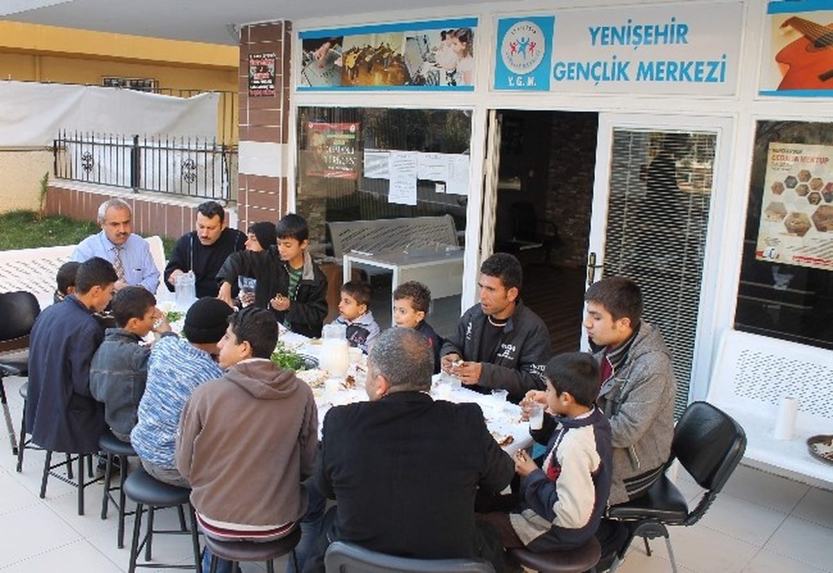 Çöpten Geçim Sağlayan Çocuklara Ziyafet