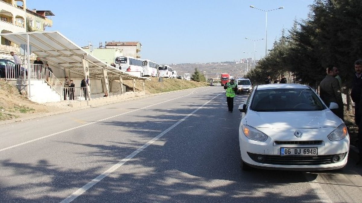 Cuma Namazına Yetişmek İçin Karşıya Geçerken Otomobil Çarptı