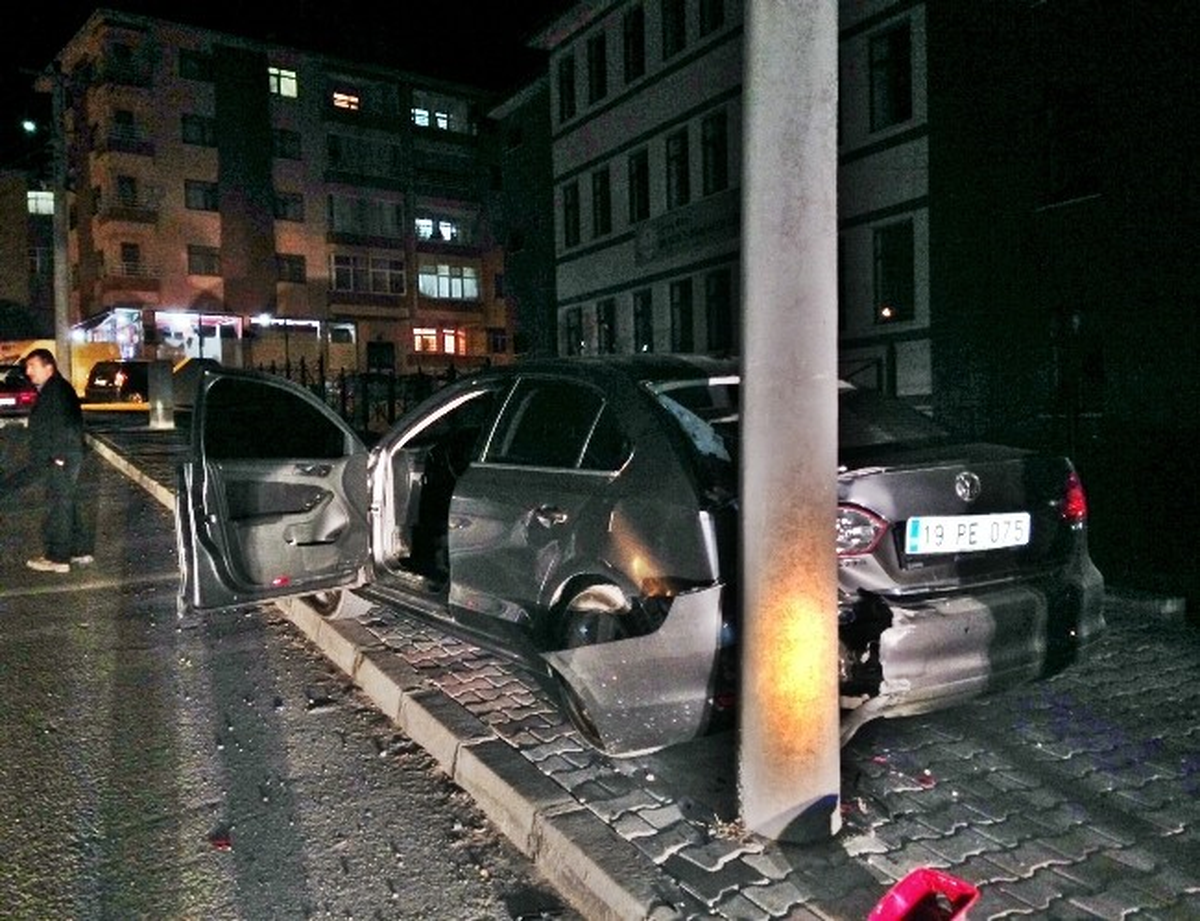 El Freni Çekilmeyen Otomobil Elektrik Direğine Çarptı