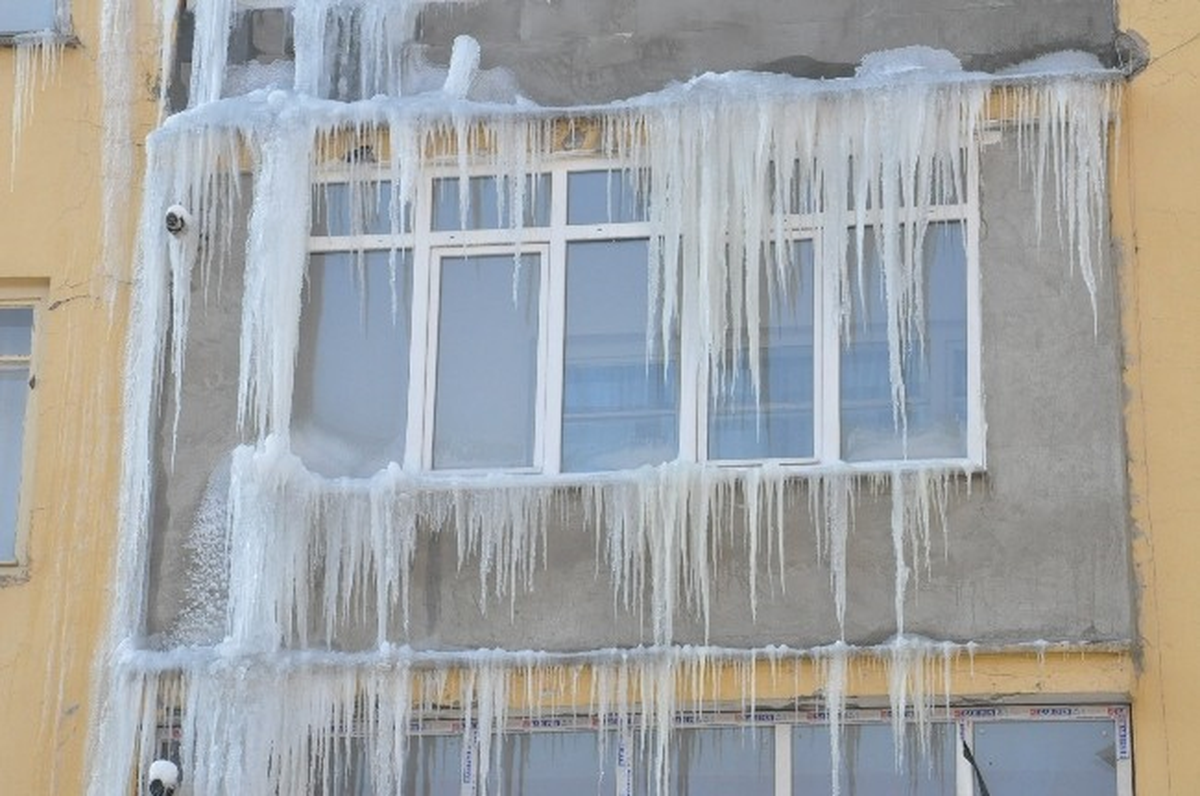 Erzurum\'da Bir Binada Oluşan Buz Sarkıtları Şaşırttı