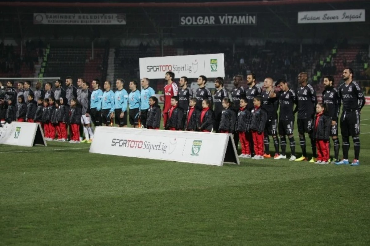 Gaziantepspor-Beşiktaş Maçı Öncesi Suriyeli Çocuklar Futbolcularla Birlikte Sahaya Çıktı