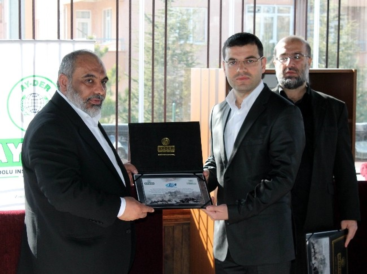 İhh\'dan İhlas Haber Ajansı\'na Plaket