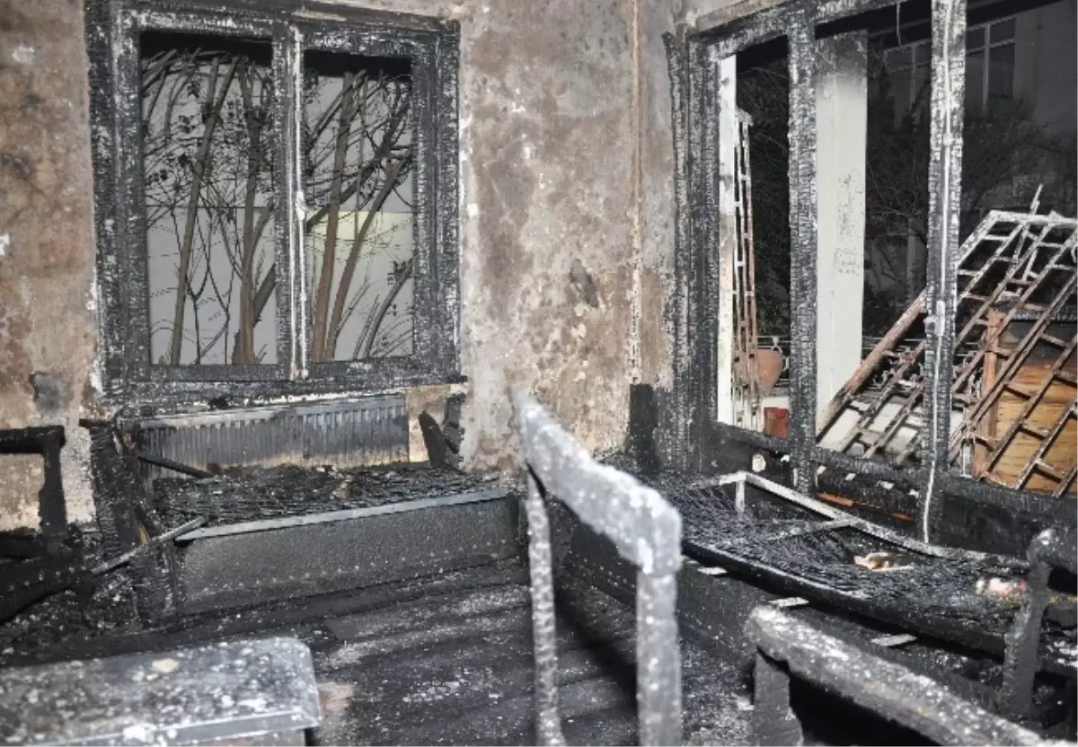 3 Kişiyi Rehin Alan Şahıs Daha Sonra Evi Ateşe Verdi