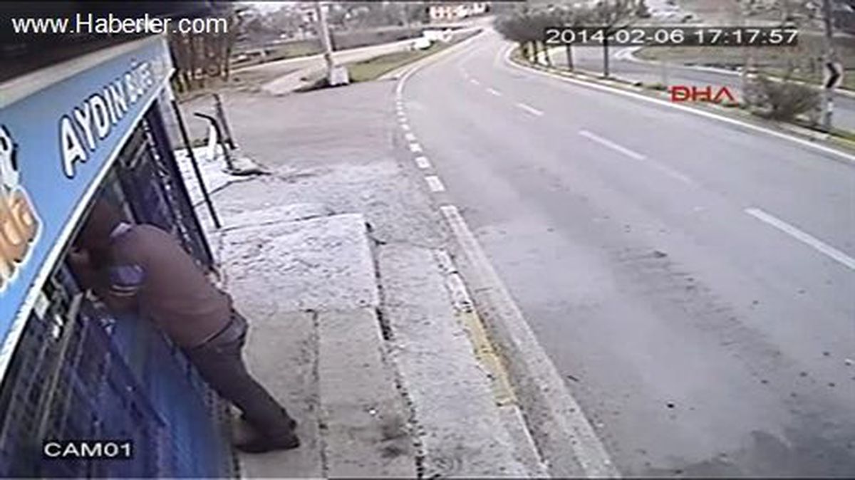 Kahraman Büfeci, Kar Maskeli Silahlı Soyguncuya Bira Şişesi Fırlatarak Karşı Koydu
