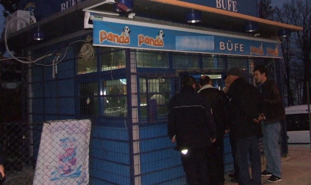 Kar Maskeli Silahlı Soyguncuyu Bira Şişesiyle Kovaladı
