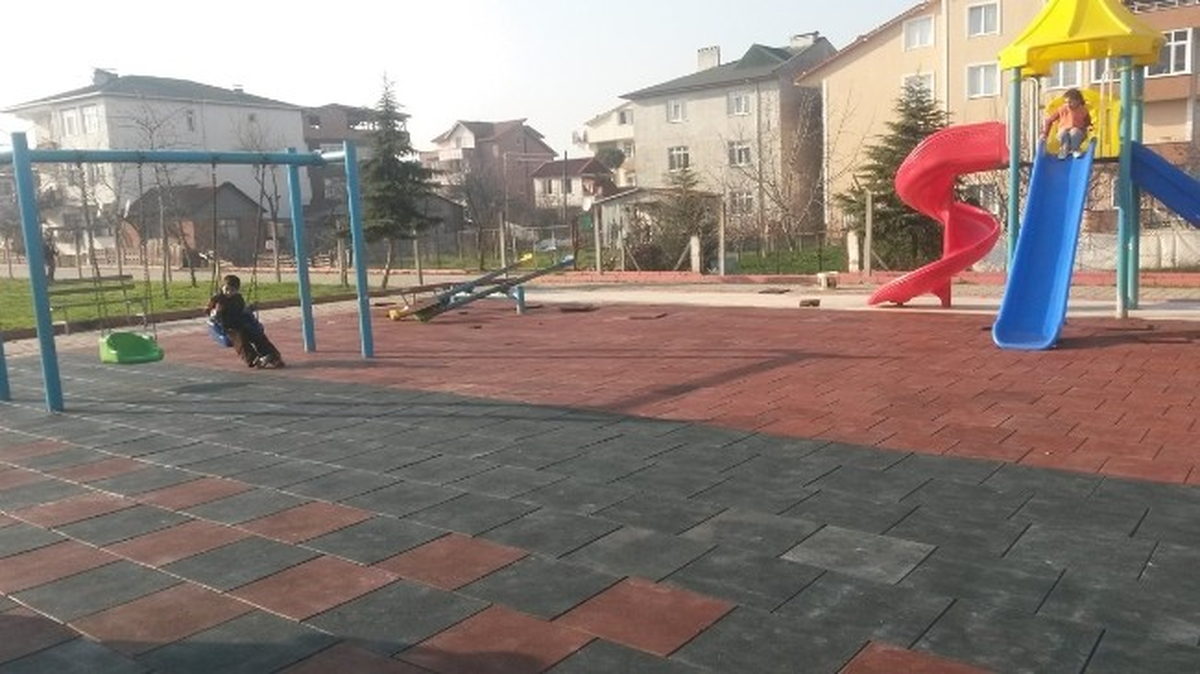 Kartepe\'de Çocuk Parklarının Zemini Kauçuk ile Kaplanıyor