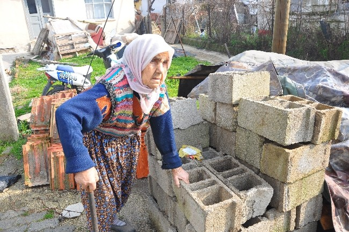 Lüleburgaz\'da Küle Dönen Evden 35 Bin TL Çıktı