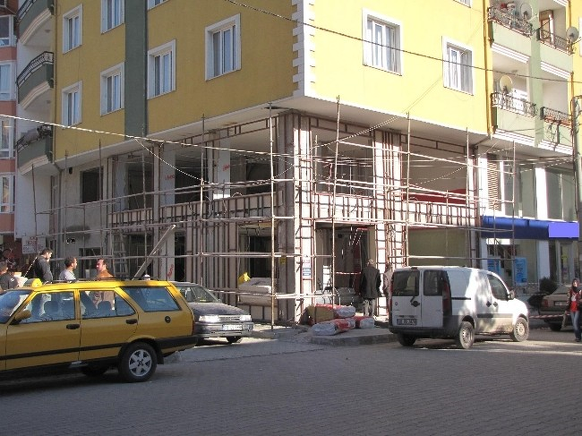 Merdivenden Düşen İşçi Ayağını Kırdı