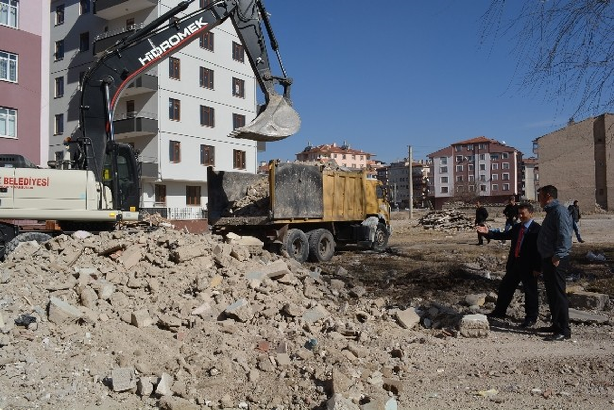 Niğde\'de Harabe Evler Yıkılıyor