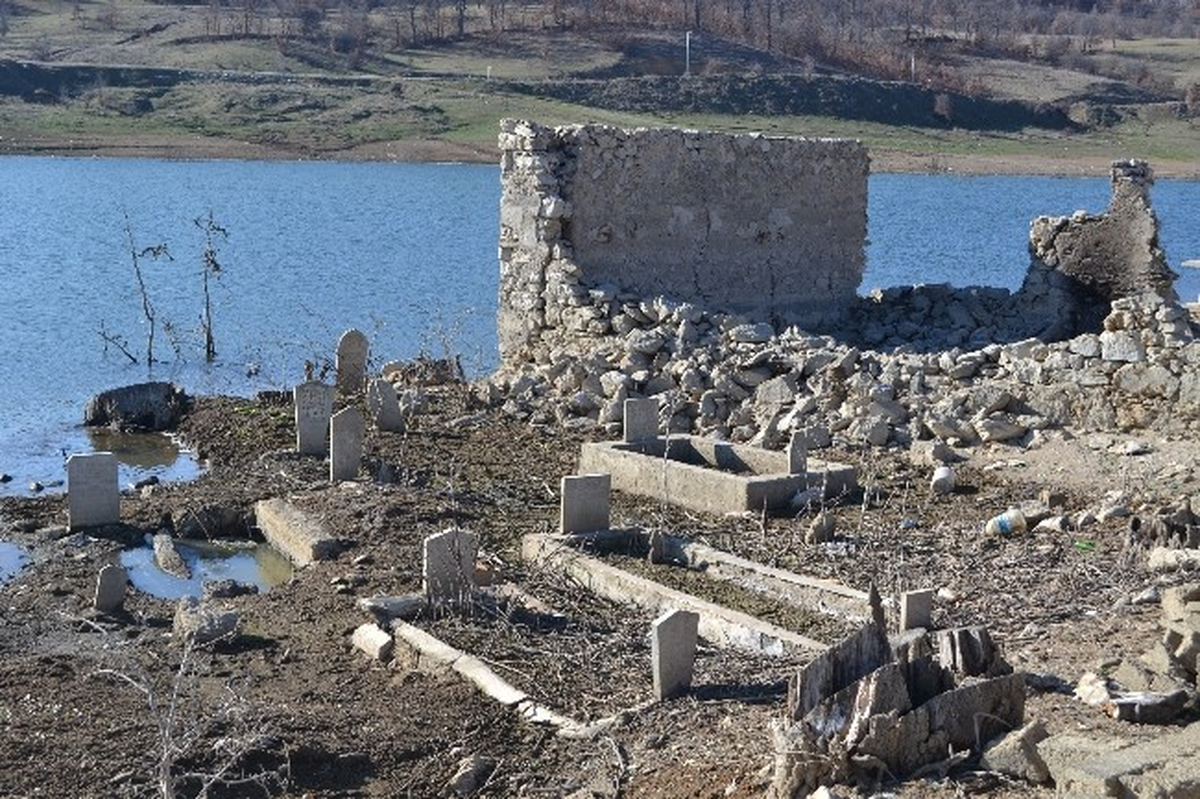 Kuraklık Sular Altındaki Mezarları Ortaya Çıkardı