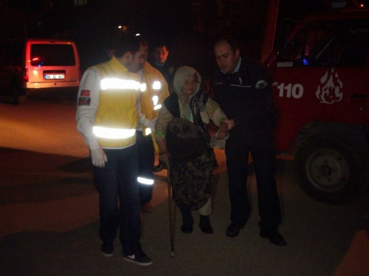 Parasını Almak İçin Dumanla Kaplı Eve Girdi