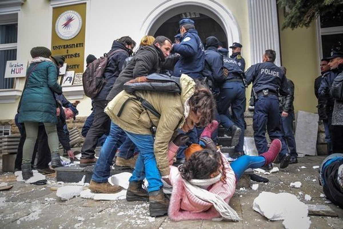 Priştine Üniversitesi\'nde Protestocu Öğrenciler ile Polis Arasında Çatışma: 100\'den Fazla Yaralı