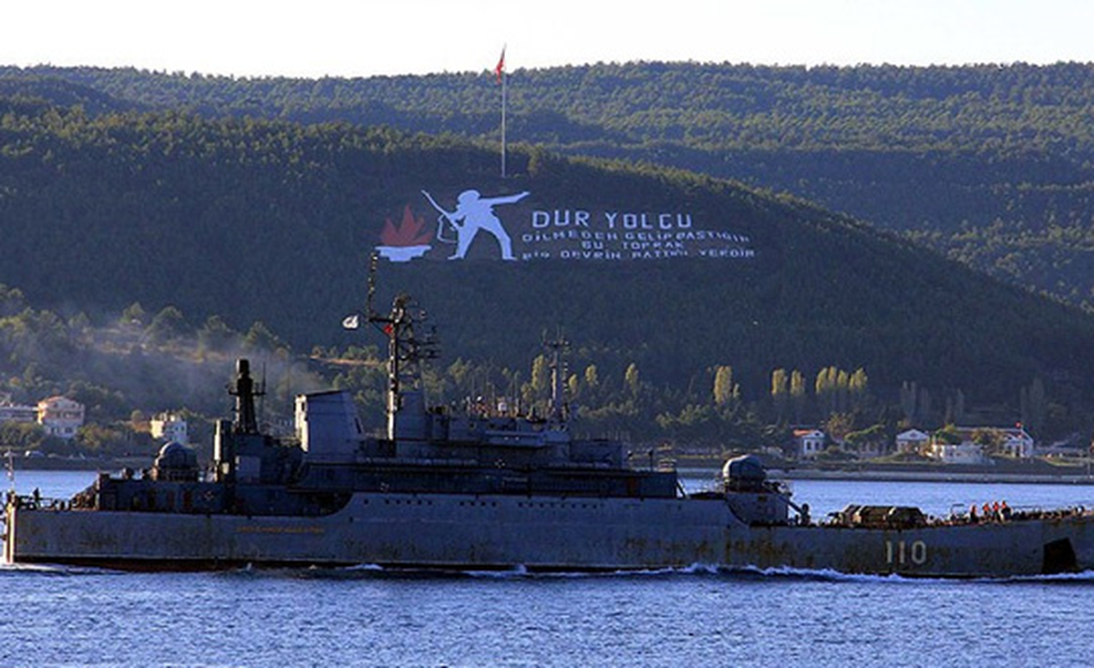Rus Donanmasına Ait Gemi, Çanakkale Boğazı\'ndan Geçti