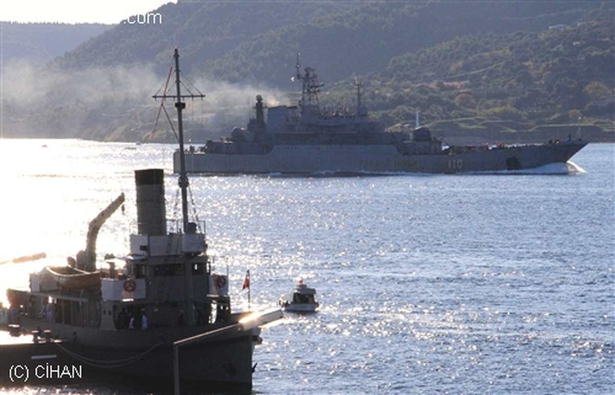 Rus Savaş Gemisi Çanakkale Boğazı\'ndan Geçti