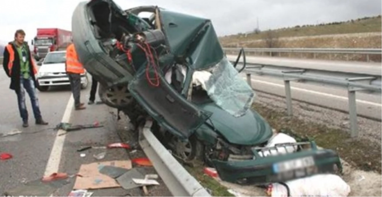 Samsun\'da Otomobil Bariyerlere Çarptı: 2 Ölü, 3 Yaralı