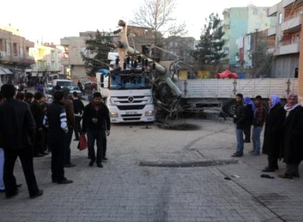Şanlıurfa\'da Trafoya Çarpan Tırın Sürücüsü Yaralandı