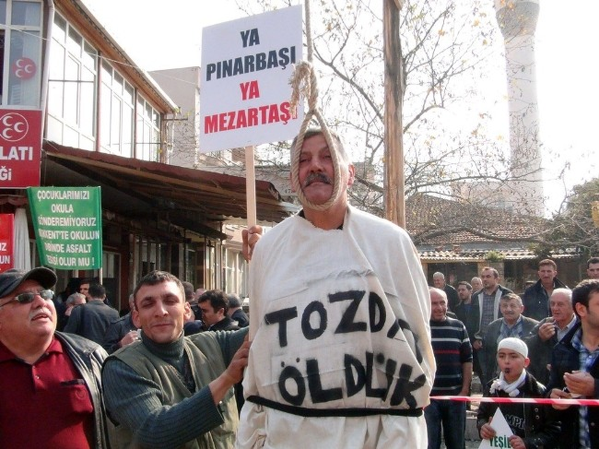 Taş ve Mıcır Ocaklarını Kefenle Protesto Ettiler