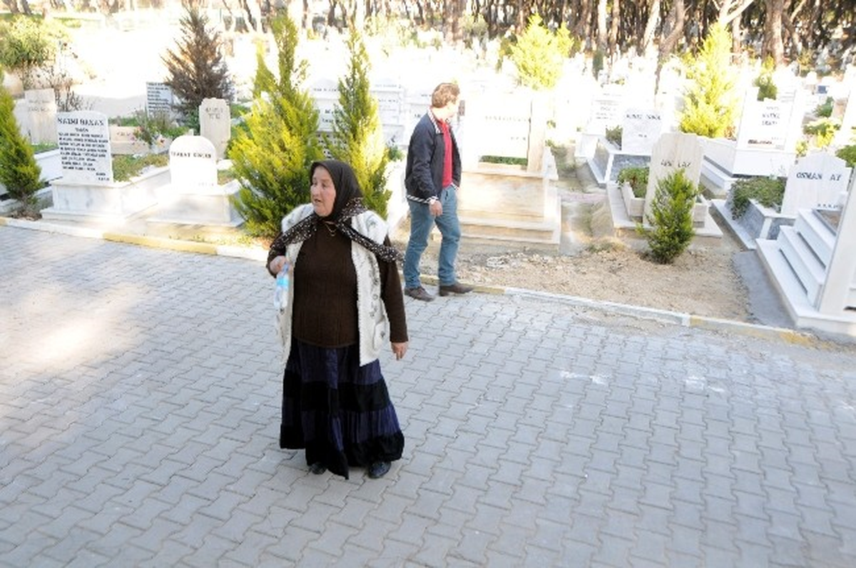 Taşınan Mezarlıkta Oğlunun Mezarını Kaybetti
