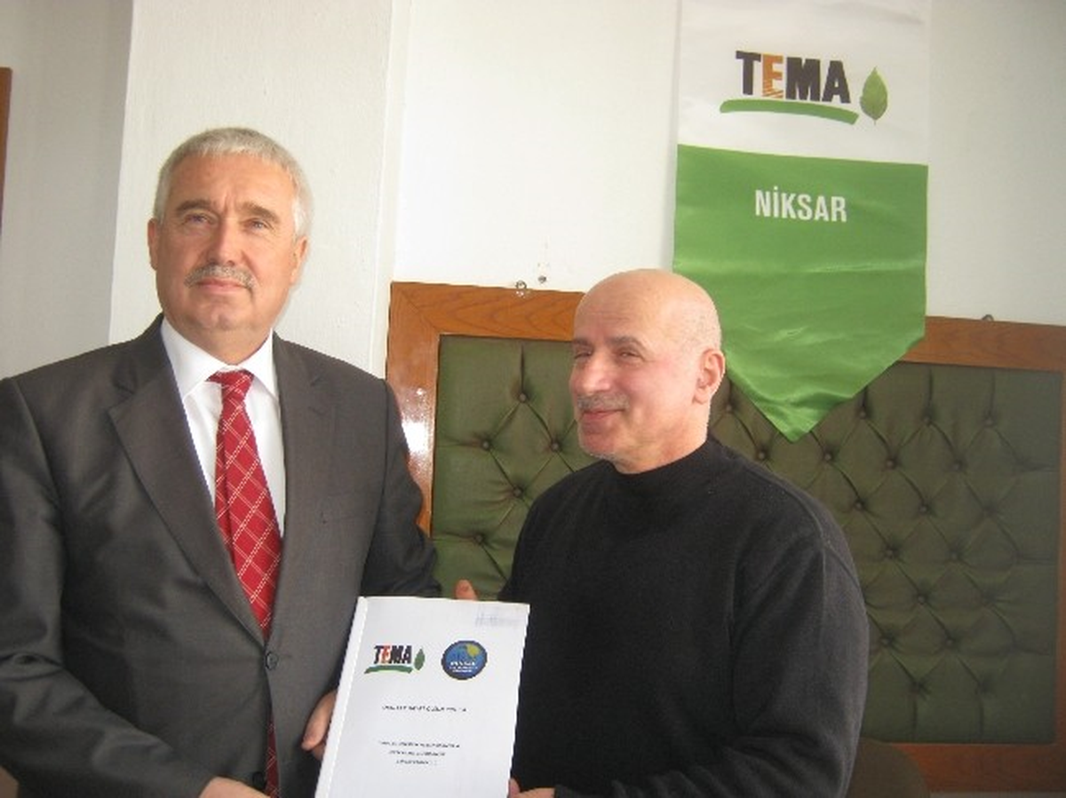 Tema\'dan Çalışkan Öğretmene Plaket
