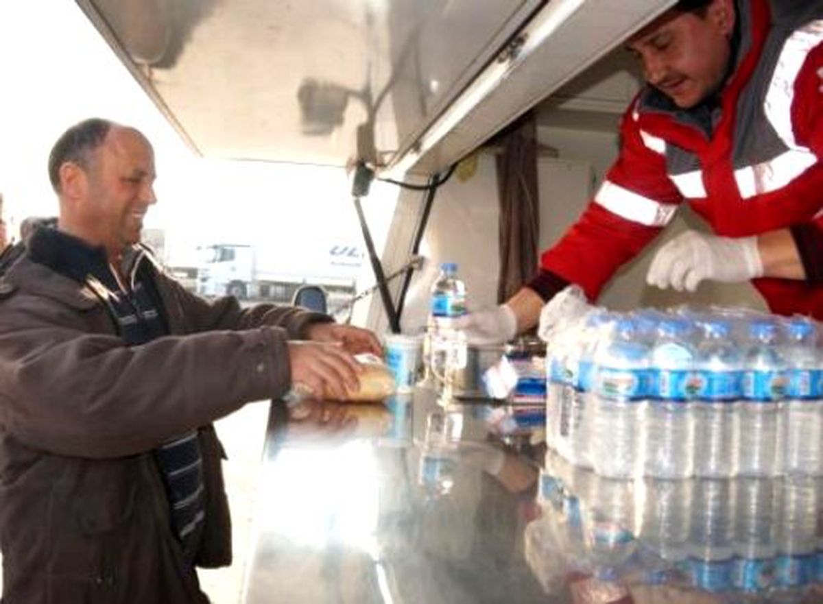 Kapıkule\'de Bekleyen Tır Şoförlerine Kumanya Dağıtıldı