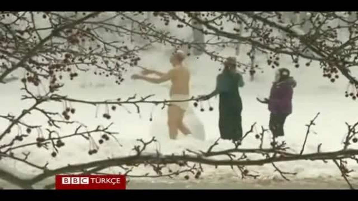 Üniversite Kampüsünde Çıplak Bir Adam