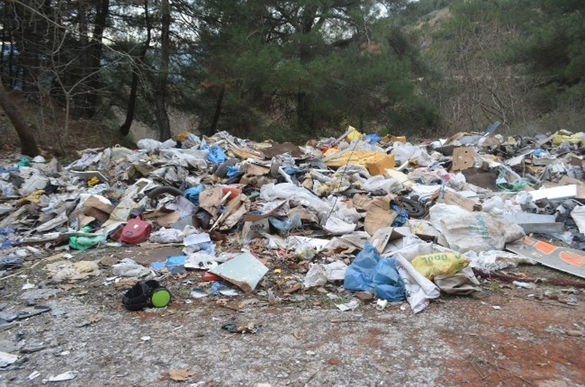 Çanakkale\'de Baraj Kıyısında Çöp Dağı