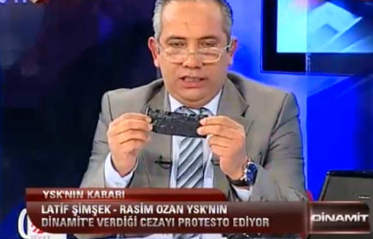 Beyaz TV'de Siyah Bantlı Protesto