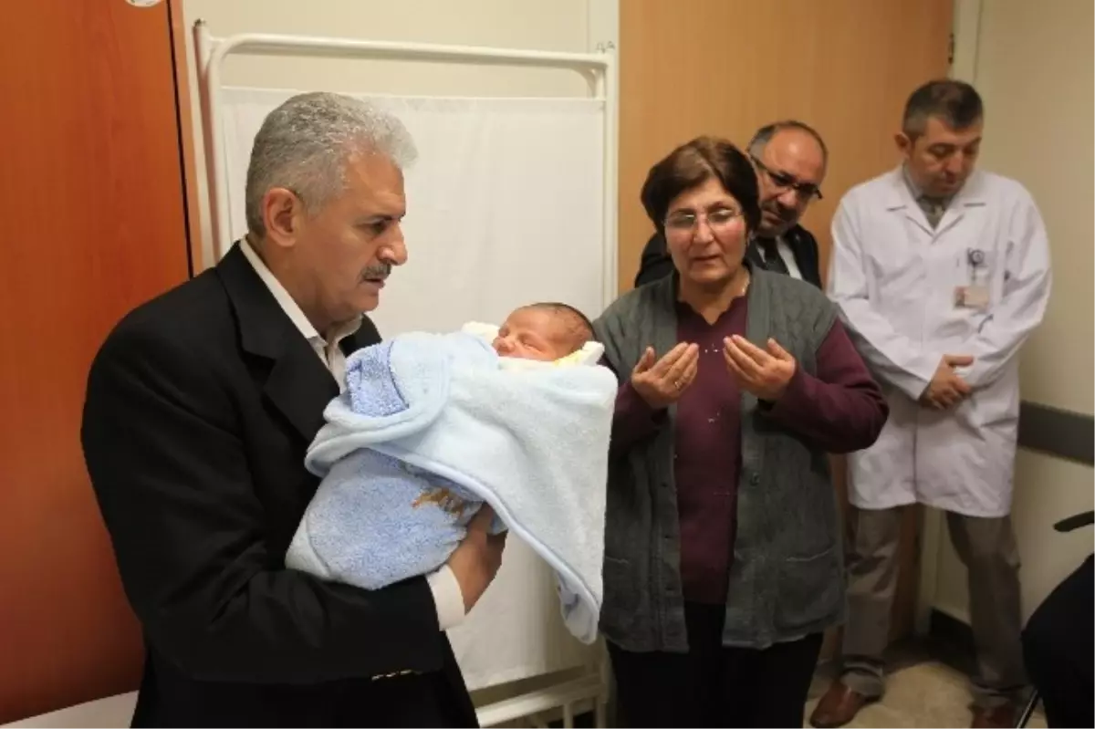 Binali Yıldırım İki Günlük Bebeğin Kuluğına Ezan Okudu
