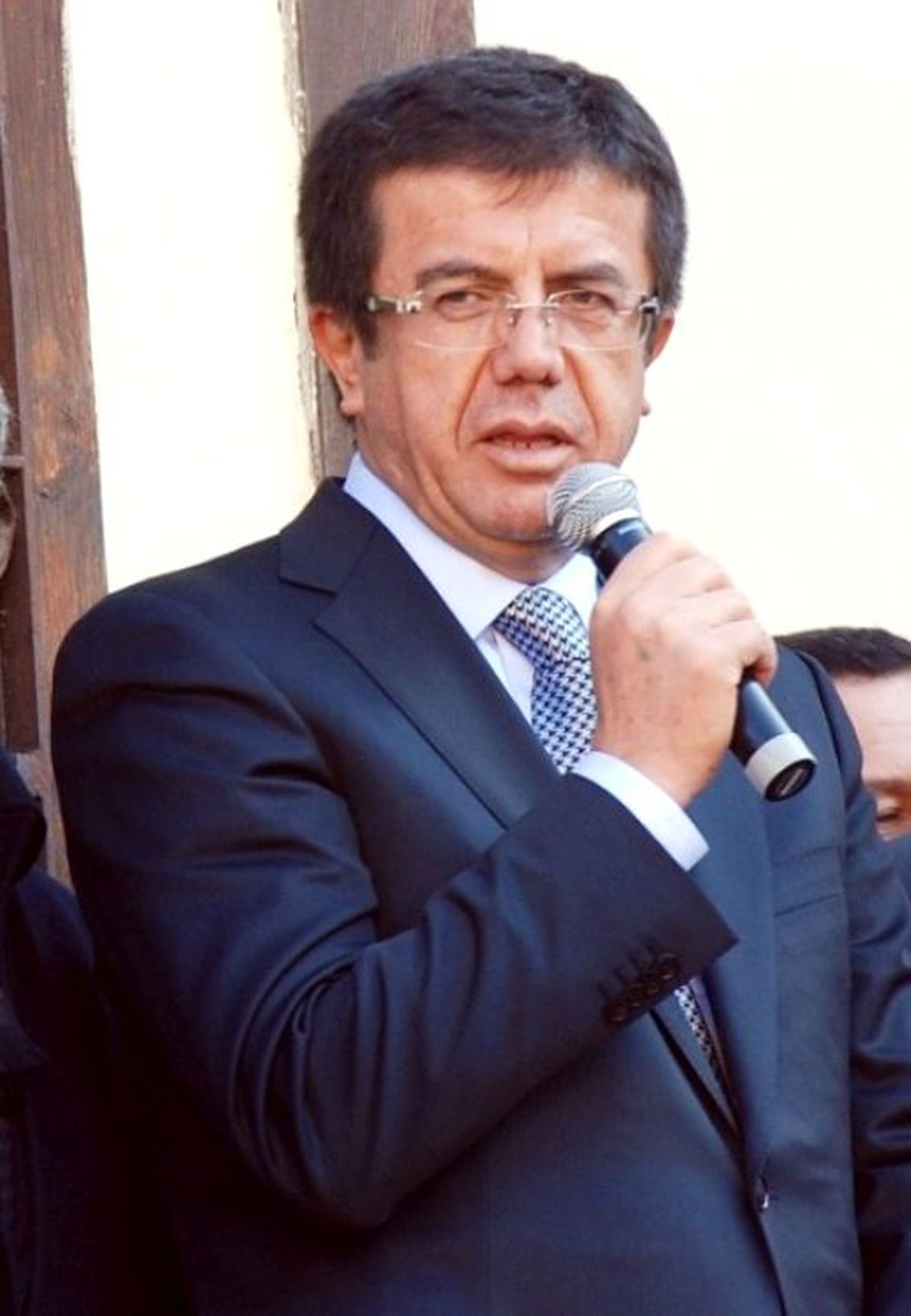 Nihat Zeybekçi\'ye Kılıçdaroğlu Posteri Salladılar