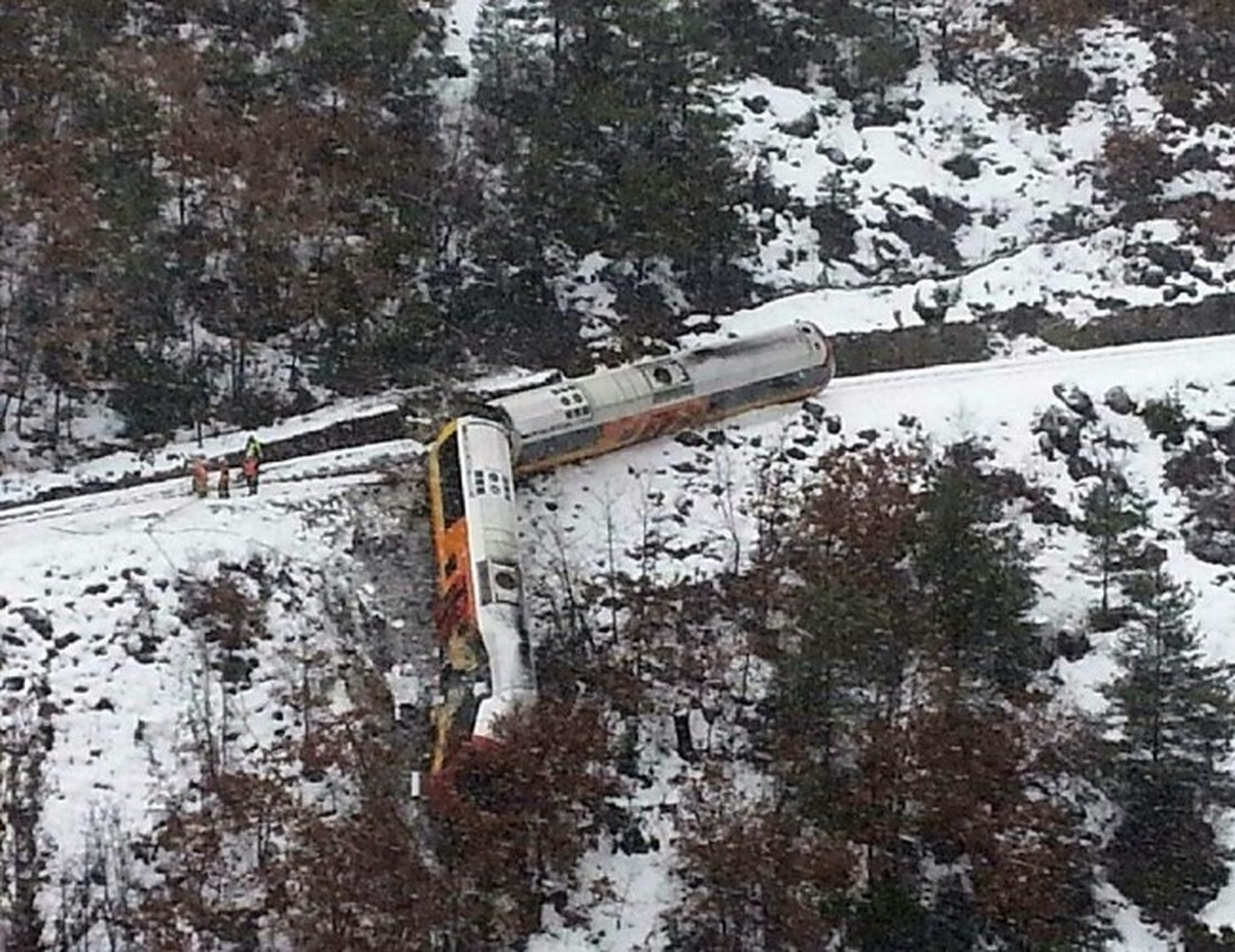 Fransız Alpleri\'nde Tren Raydan Çıktı: En Az 2 Ölü