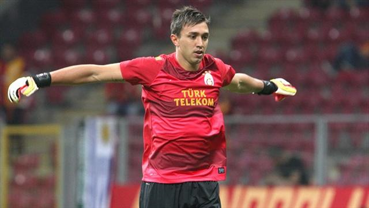 Galatasaray\'da Muslera\'nın Sözleşme Önerisi Sıkıntı Yarattı