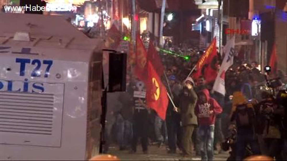 Göstericiler Havai Fişek Attı, Polis Toma ile Su Sıkıp Gaz Bombalı Müdahalede Bulundu.