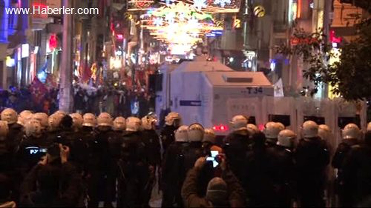 Göstericiler Havai Fişek Attı, Polis Toma ile Su Sıkıp Gaz Bombalı Müdahalede Bulundu.