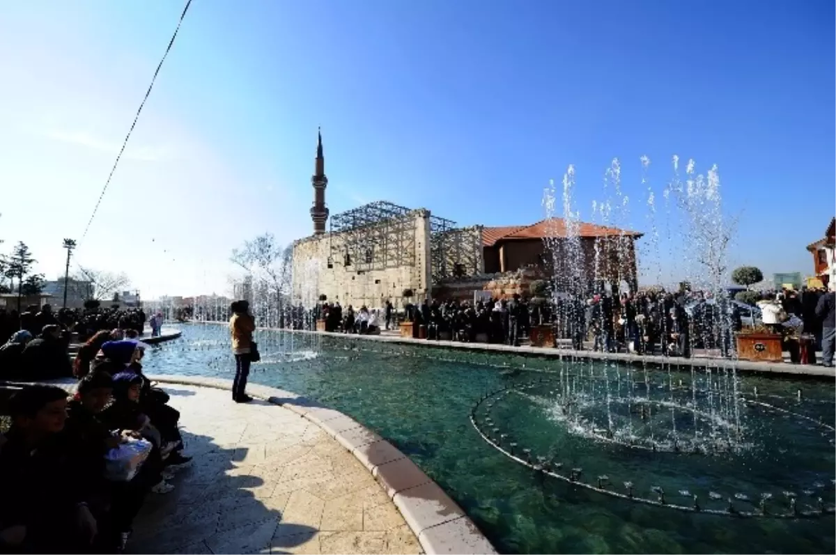 Hacı Bayram Camii\'si Dolup Taşıyor