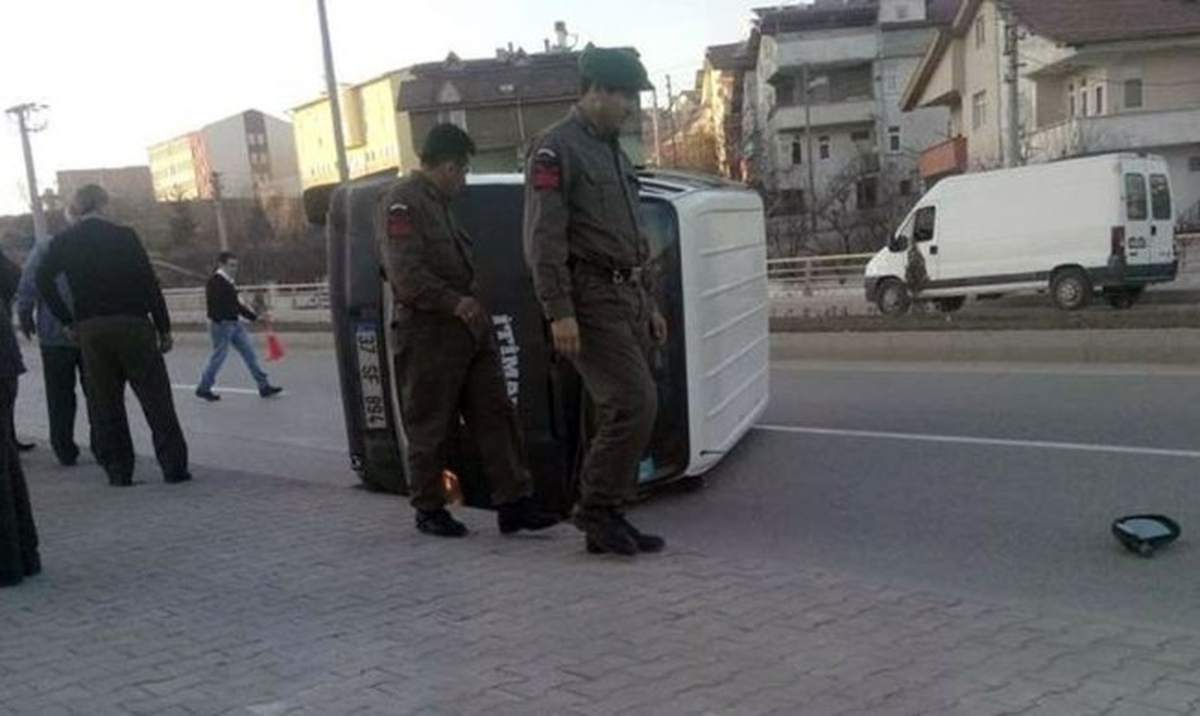 Kaldırıma Çarpan Otomobil Takla Attı