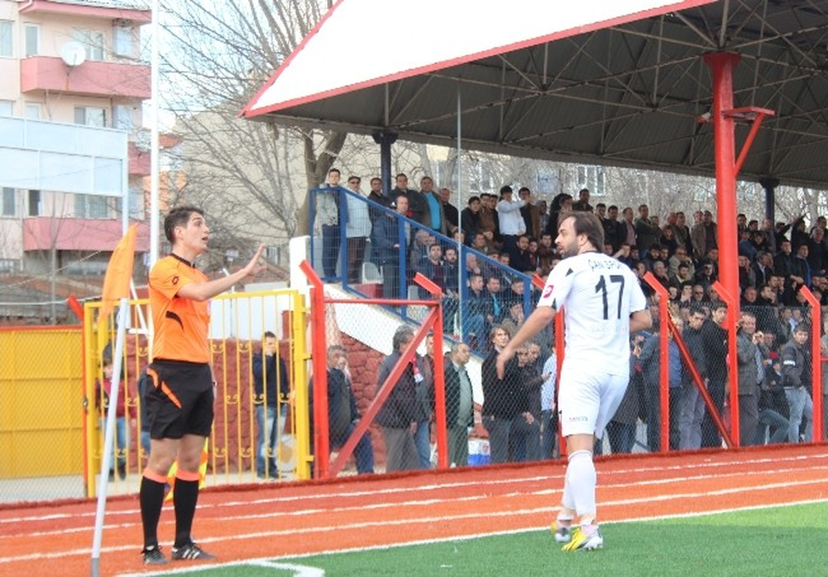 Çan\'da Önce Saha Sonra Tribün Karıştı