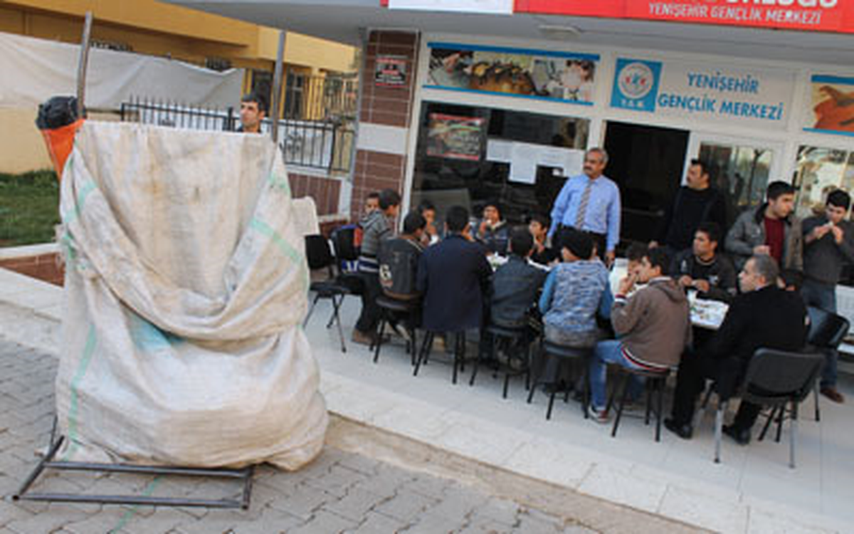 Sokakta Çalışan Çocuklara Öğle Yemeği Molası