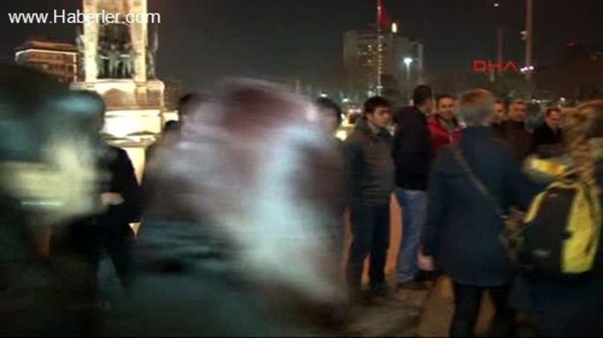 Taksim\'de Yürümek İsteyen Gruba Polis Müdahale Etti
