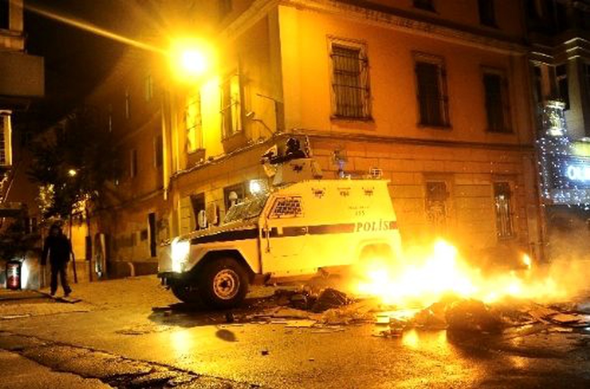 Taksim\'de İzinsiz Gösteriye Polis Müdahalesi