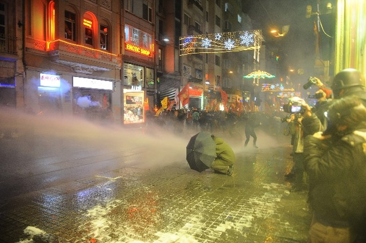 Taksim Meydanına Yürümek İsteyen Gruba Polis Müdahale Etti