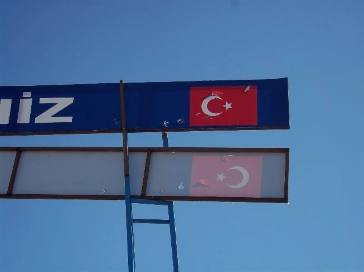 Türk Bayraklı \'Hoş Geldin\' Tabelasına Silahlı Saldırı
