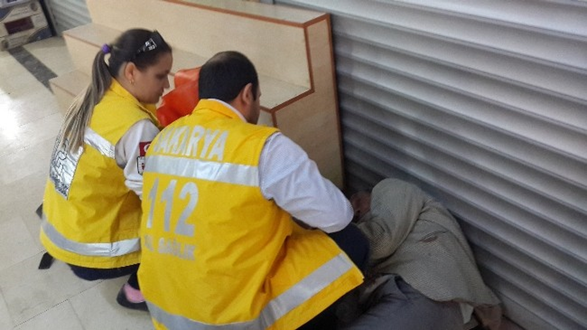 Sakarya\'da Yerde Hareketsiz Yatan Kişi Vatandaşları Korkuttu