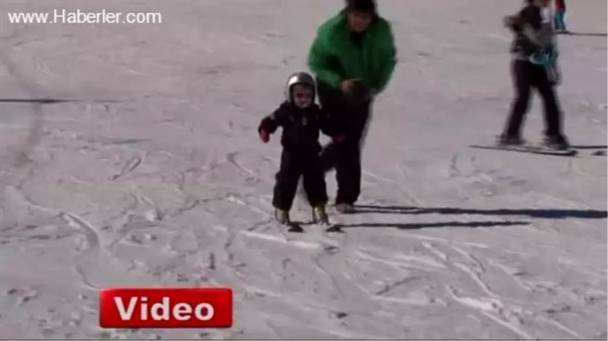 2 Yaşındaki Emzikli Kayakçı Pistlerin Maskotu Oldu