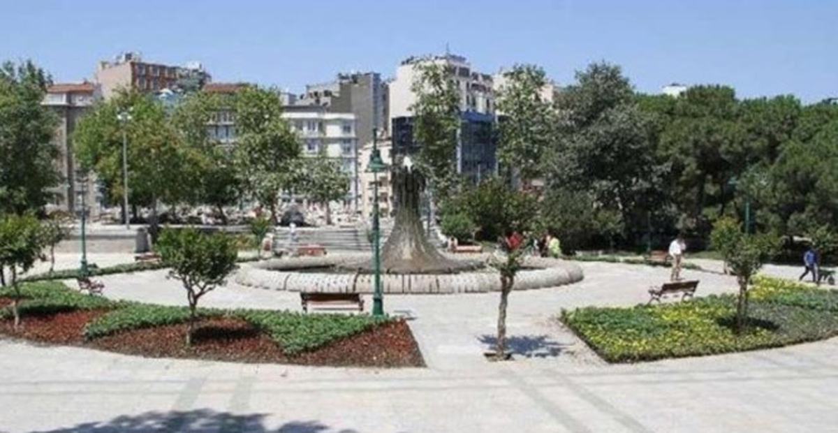 Akşam Kapatılan Gezi Parkı Gece Açıldı