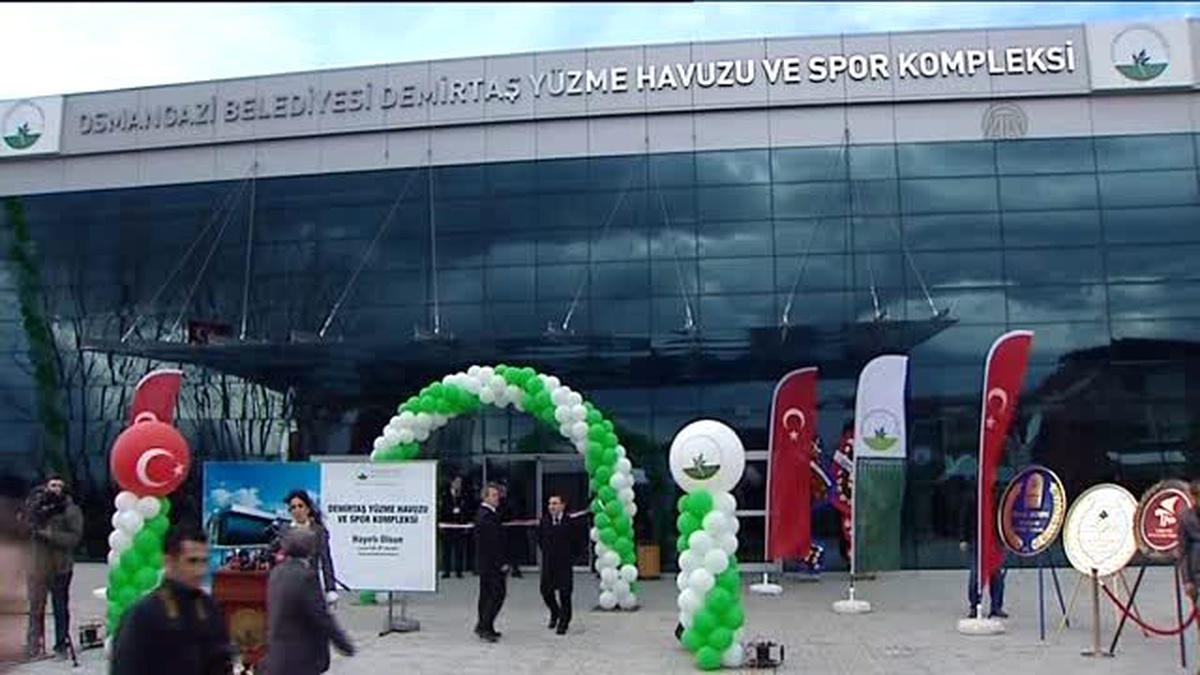 Arınç yüzme havuzu açılışına katıldı -